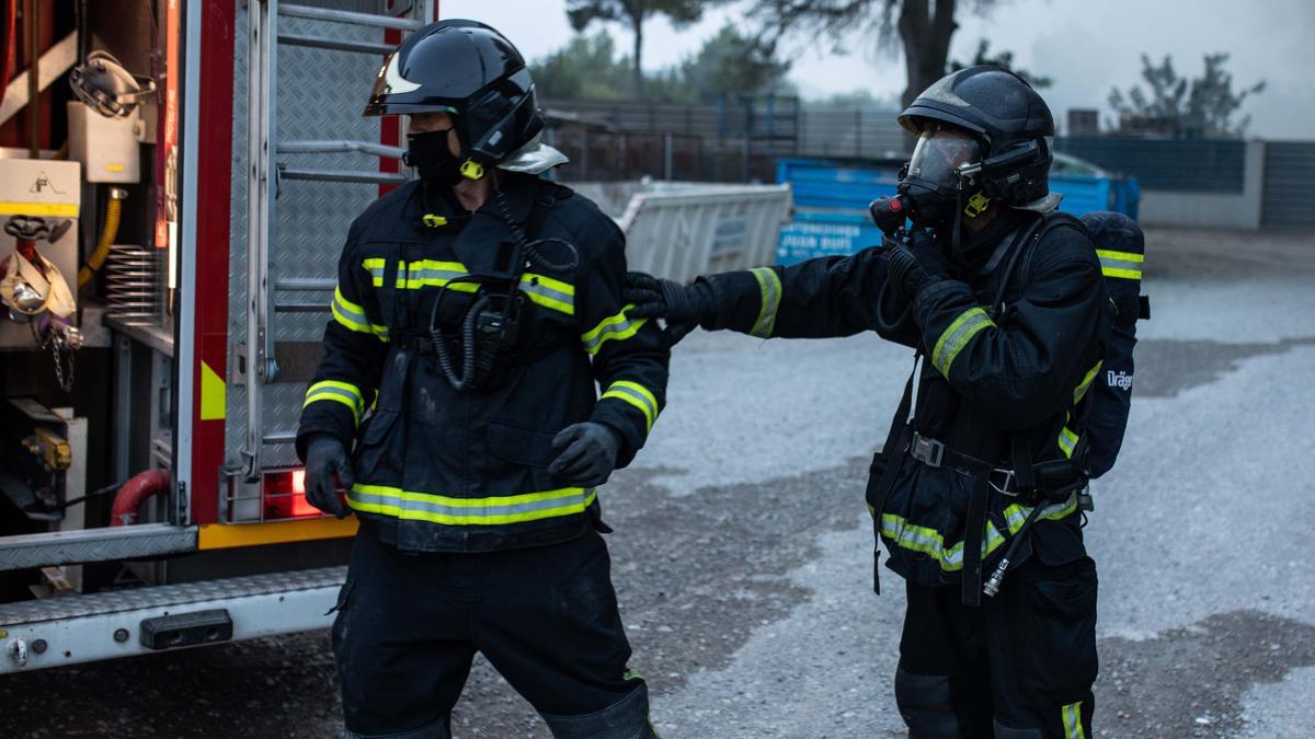 Declarado un fuego en el desguace de Ca Na Negreta