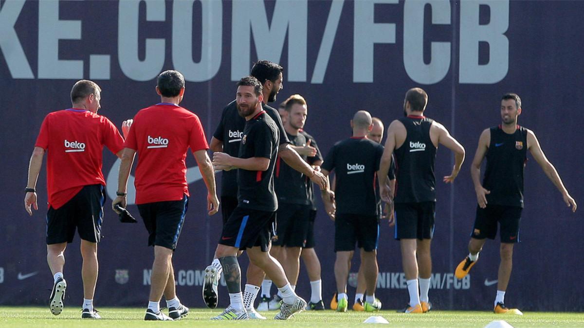 Leo Messi (centro) durante la sesión de entrenamiento matinal del FC Barcelona de este lunes