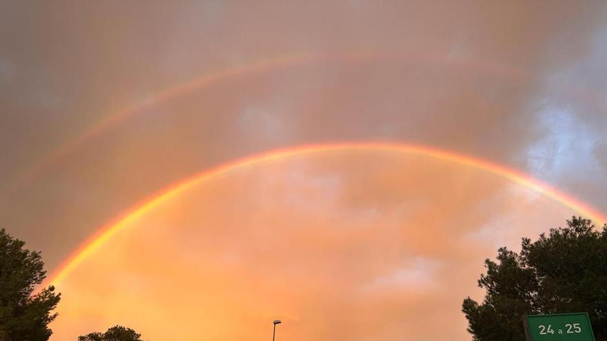 Espectacular doble arcoíris sobre un cielo naranja este viernes en Murcia