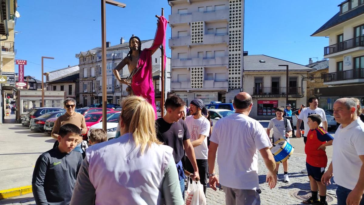 GALERÍA | El Cristo Resucitado "Pincha Tajadas", a la carrera por Puebla de Sanabria