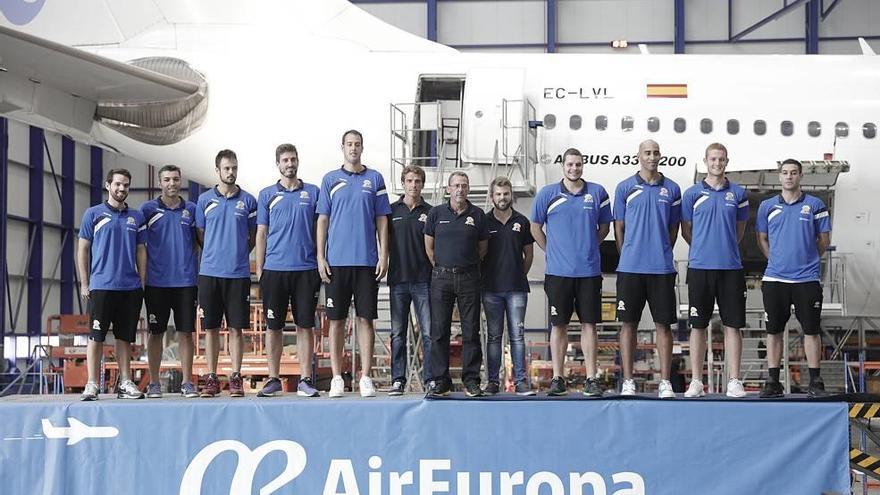 El equipo del Palma Air Europa que milita en LEB Oro, con el técnico Xavi Sastre al frente.