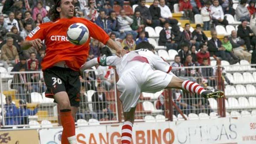 Jordi salta con un jugador madrileño durante el encuentro de ayer.