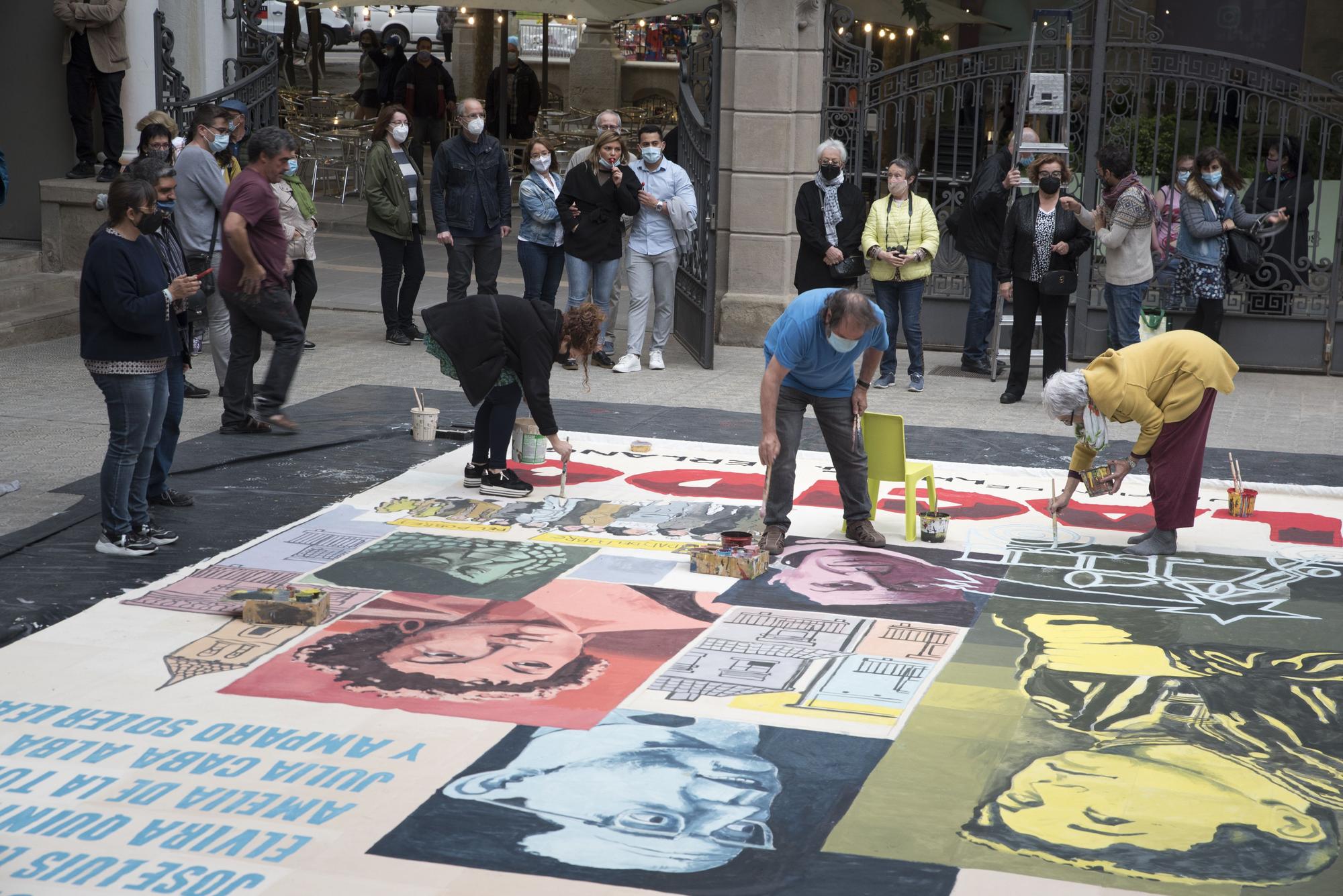 El pati del Kursaal s'omple de famílies en la pintada col·lectiva del mural gegant de «Plácido»