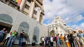 Tenerife iza la bandera de la Virgen de los Reyes en un emotivo acto por la LXXI Bajada