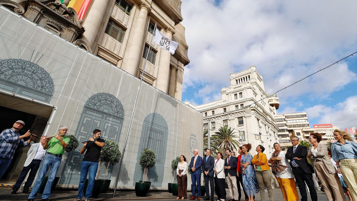 Acto de izado de la bandera de la Bajada de la Virgen de los Reyes en el Cabildo de Tenerife