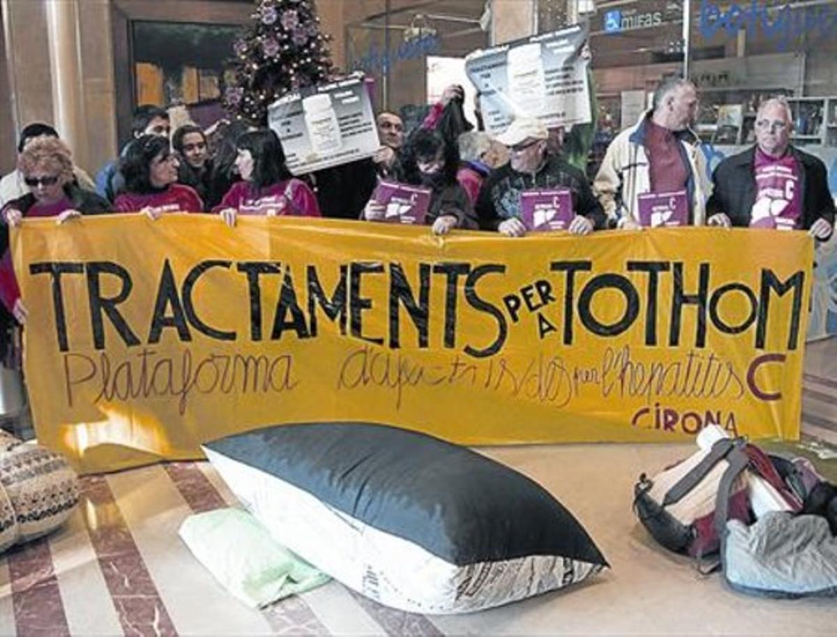 Malalts d’hepatitis C i familiars sostenen una pancarta de suport a l’hospital Josep Trueta de Girona.