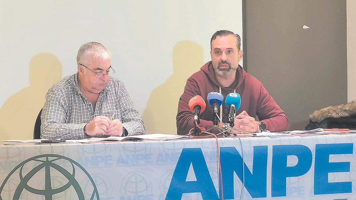 Julio Díaz y Julio Trashorras durante la rueda de prensa en la que presentaron el Informe del Defensor del Profesor del pasado curso
