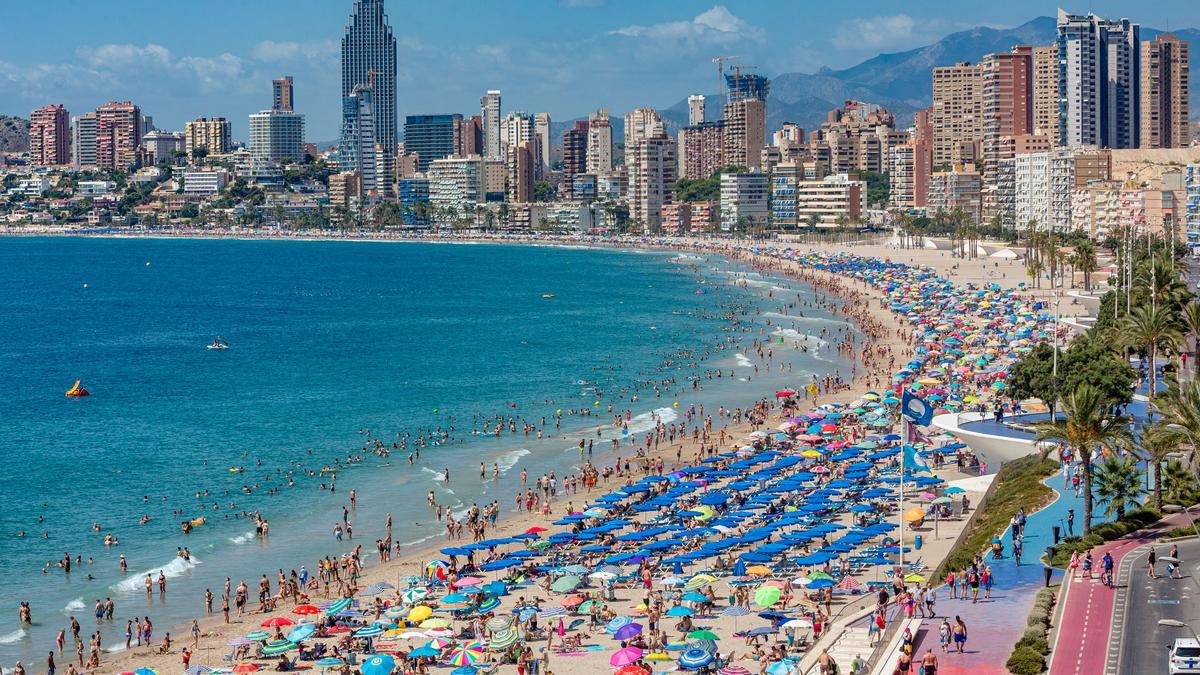 Playa de Poniente de Benidorm, donde el Ayuntamiento instalará 19 cámaras inteligentes en sus accesos para controlar el aforo.