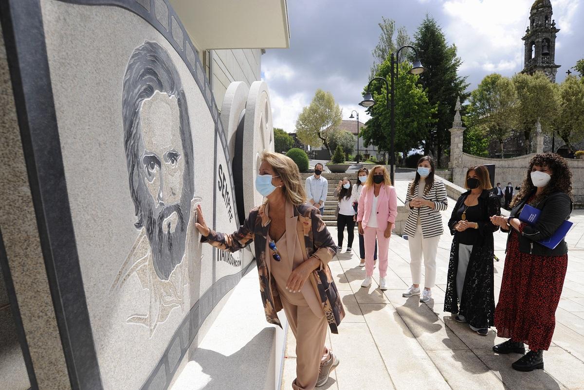Mariluz Montes, en la inauguración de una escultura de su marido, en Forcarei