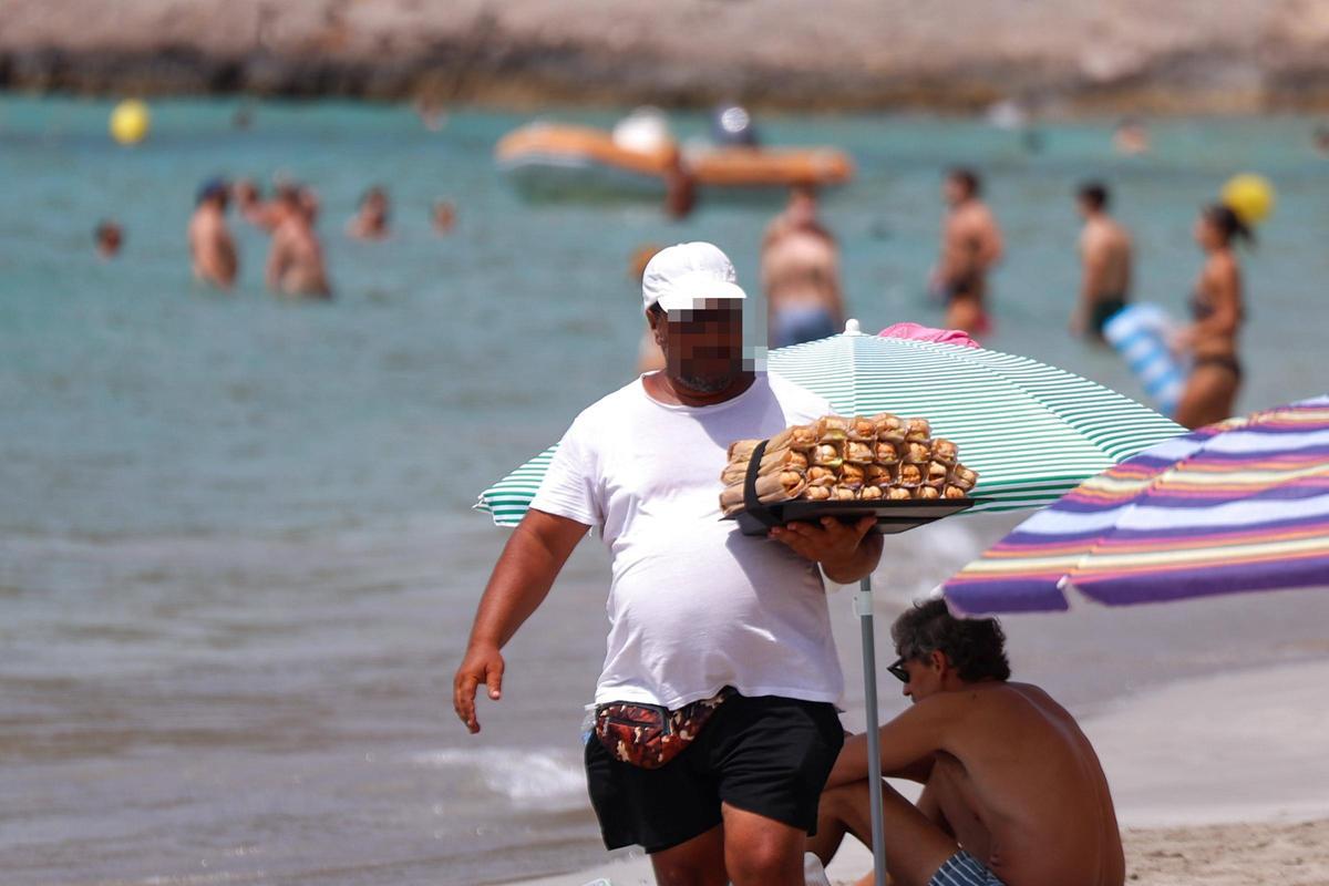 Galería: vendedores ambulantes en la playa de ses Salines