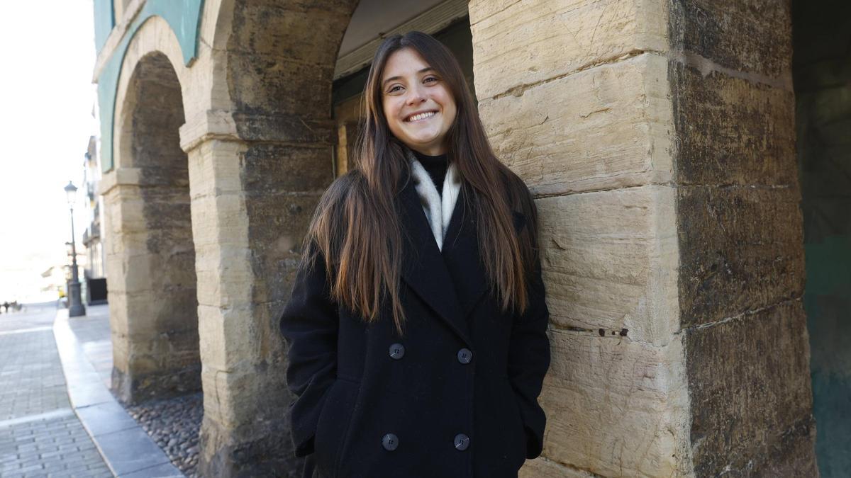 Sara Solís, ayer, en la calle de La Estación, en Avilés.