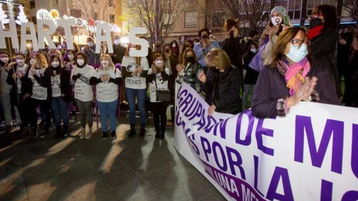 Concentración contra la violencia de género en la Plaza de la Montañeta, en la que se lanzaron gritos contra el alcalde por aprobar la ordenanza contra la prostitución.