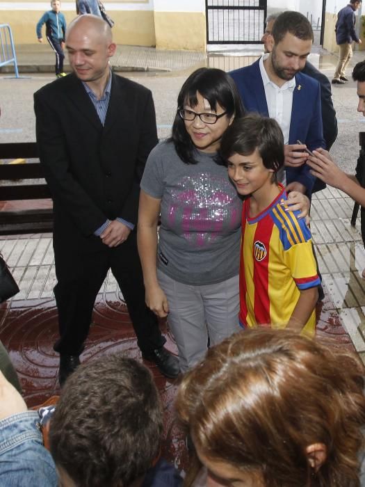 Zaza y Rodrigo con los aficionados en Requena