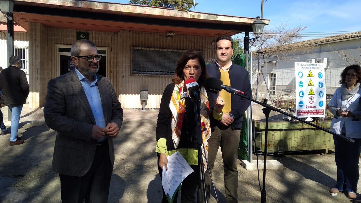 María Jesús Botella explica la reforma en el exterior del centro de salud de Priego.