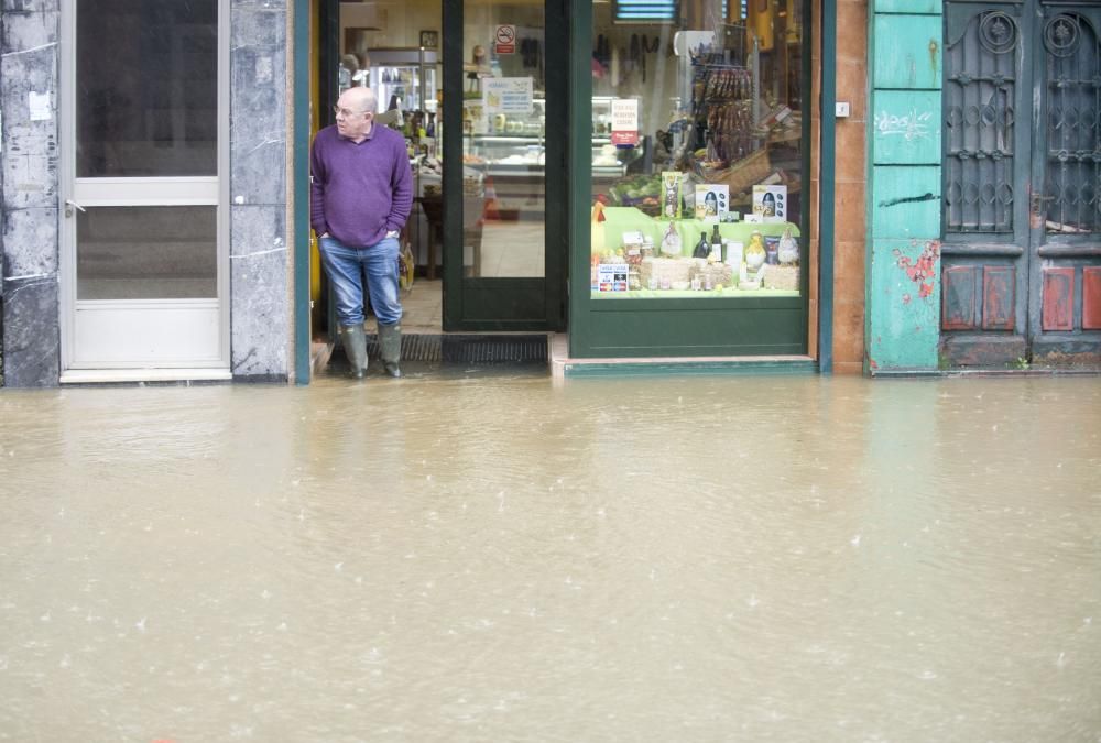 Evacuados en zodiac por las inundaciones en Sada