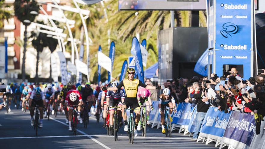 Llegada al sprint de la primera etapa de la Volta