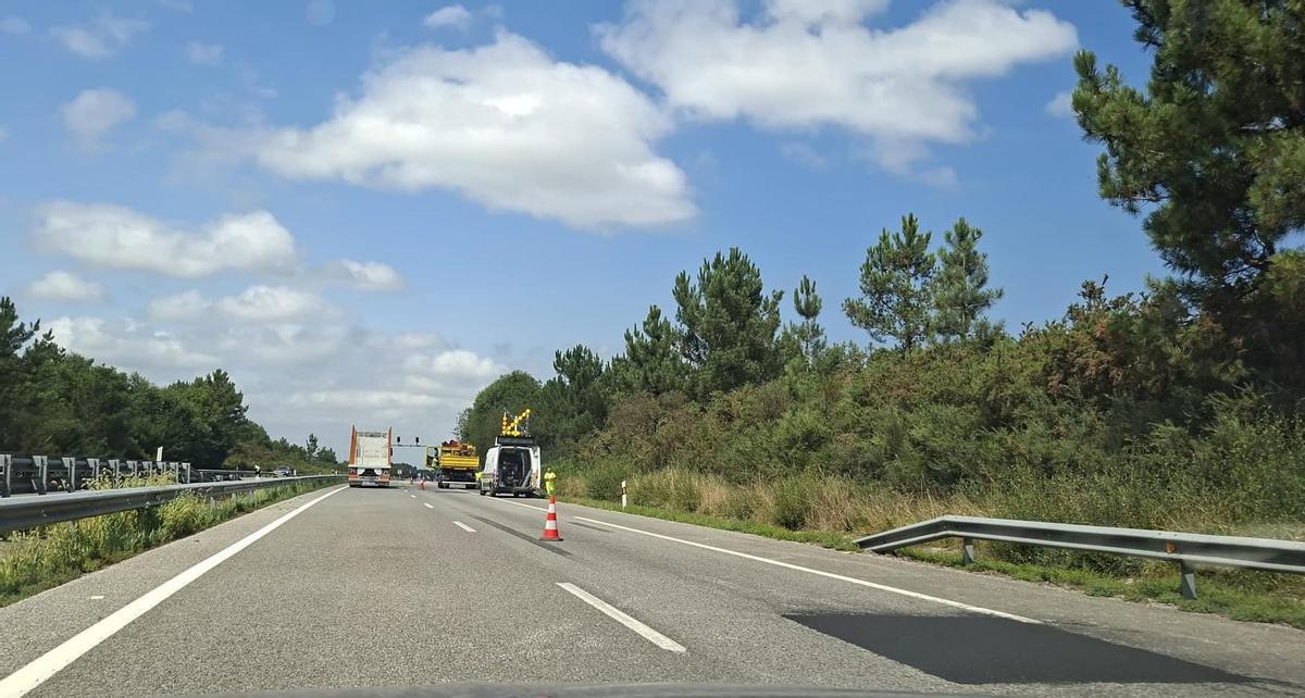Operarios de Carreteras trabajando estos días en la Autovía a su paso por el Occidente.