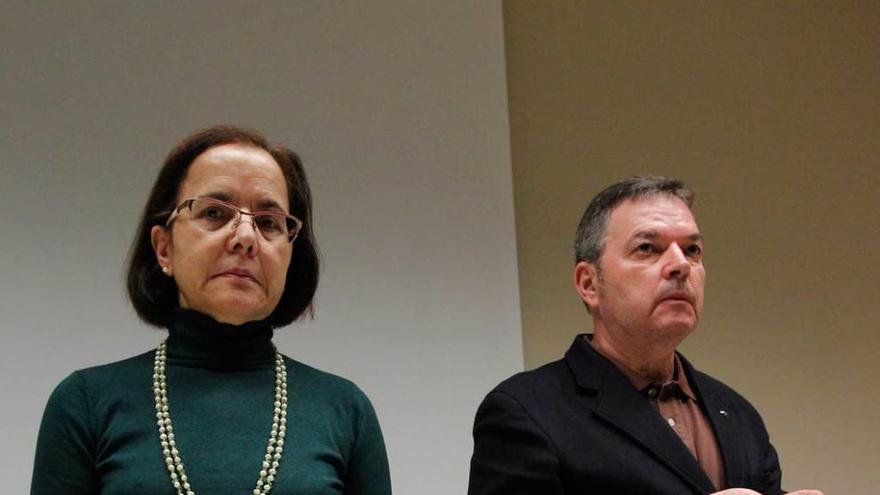 Ana Cano y Xosé Antón González Riaño, ayer, en la Academia.