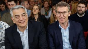 El presidente del Partido Popular, Alberto Núñez Feijóo (d), junto al candidato a lehendakari Javier de Andrés (i), participa en un acto de campaña en Getxo.