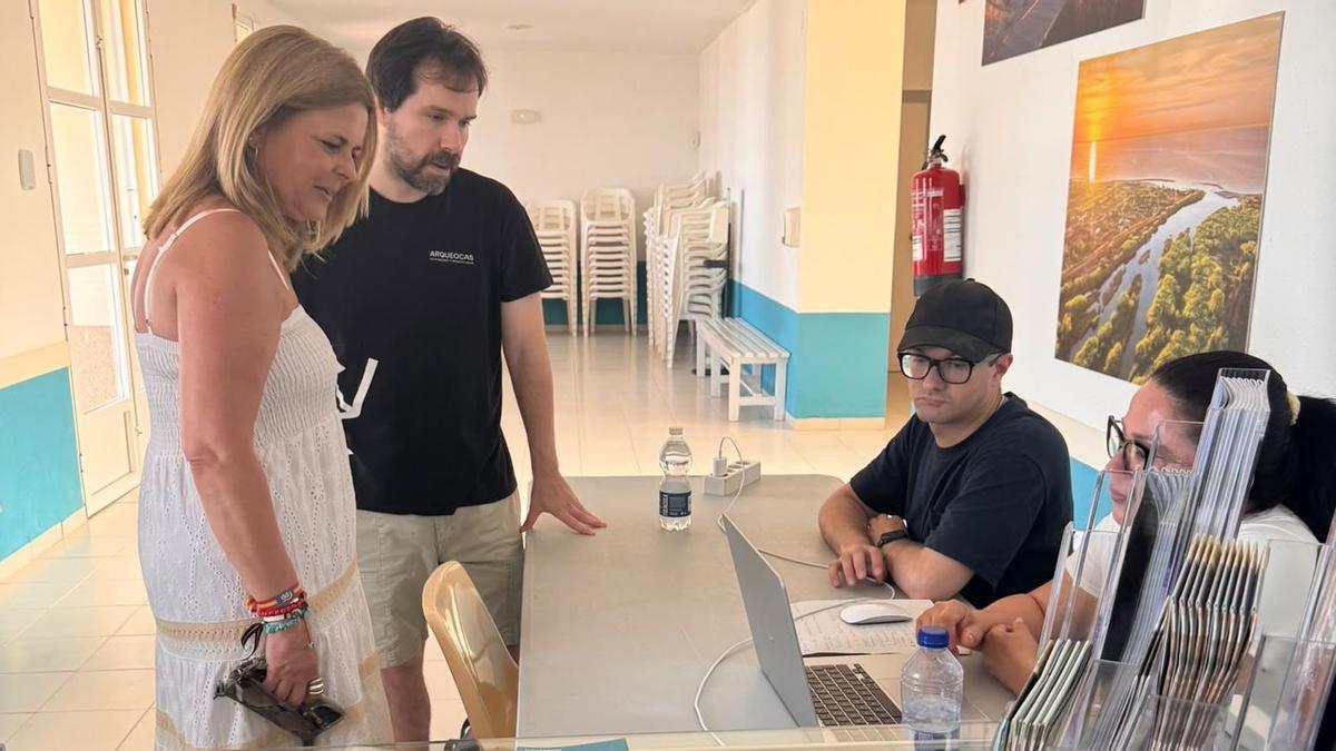 La concejala de Turismo, Silvana Rivira, en una visita a la oficina de turismo de Almassora.