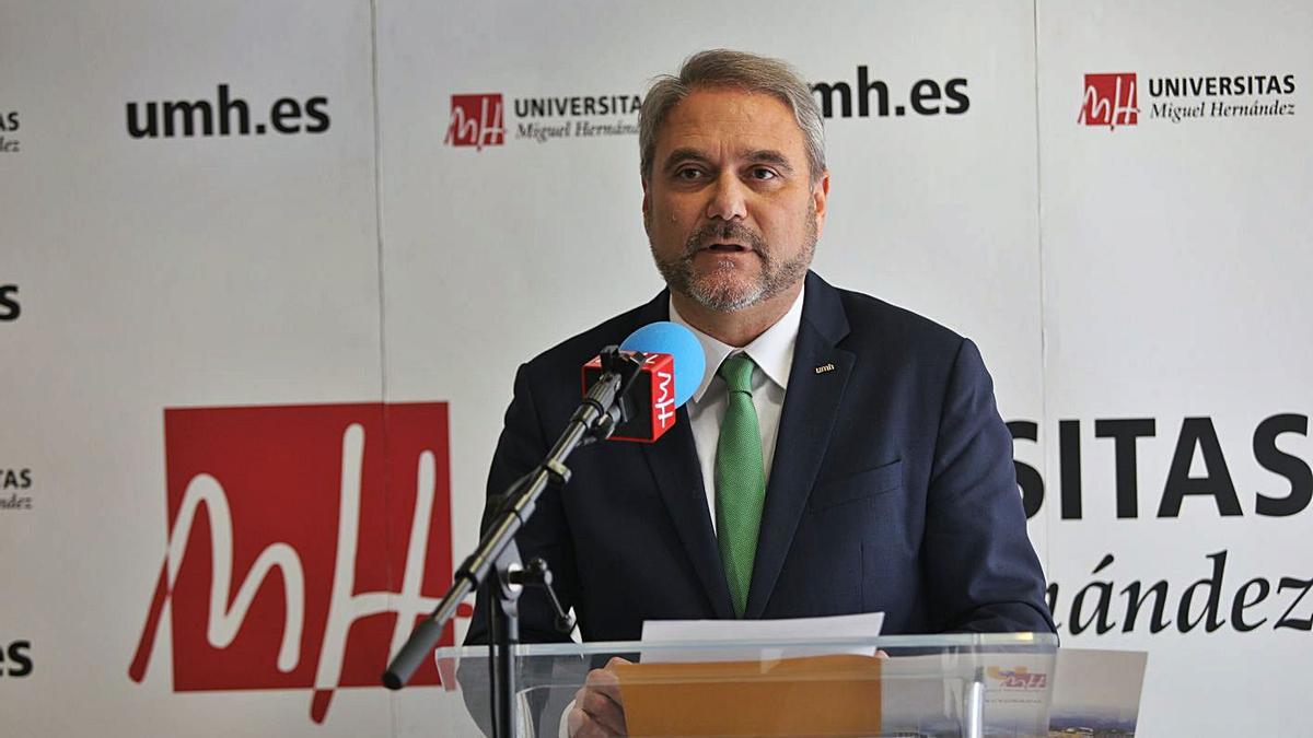 El rector de la UMH, Juanjo Ruiz, en el momento en el que dio a conocer el proyecto. | ANTONIO AMORÓS