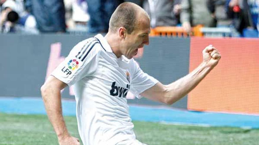 Robben celebra su gol sobre el césped del Santiago Bernabéu