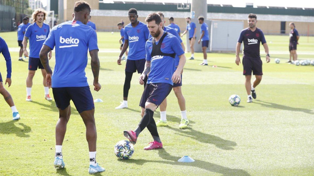 Leo Messi, en primer plano, y Ousmane Dembélé, detrás, se incorporaron al grupo en el entrenamiento del Barça