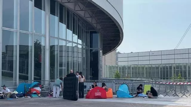 Fans de Aitana esperan a las puertas del Coliseum de A Coruña