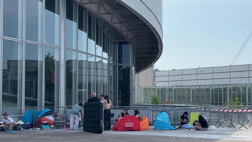 Fans de Aitana esperan a las puertas del Coliseum de A Coruña