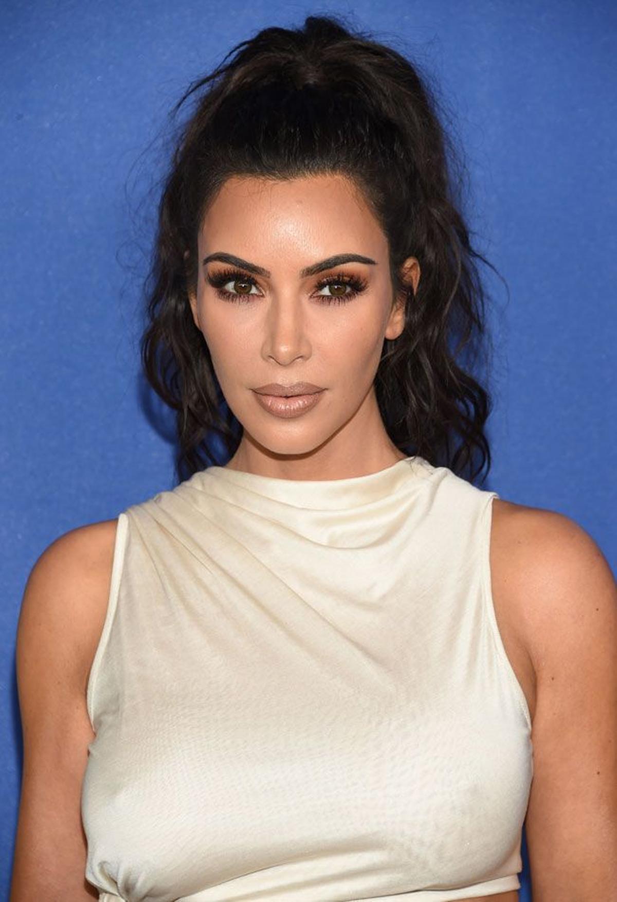 Kim Kardashian con maquillaje nude de su colección KKW Beauty