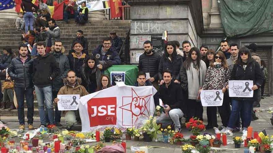 Sobre estas líneas los integrantes de JJ SS en la plaza de la Bolsa; a la izquierda, un camión militar en la calle.