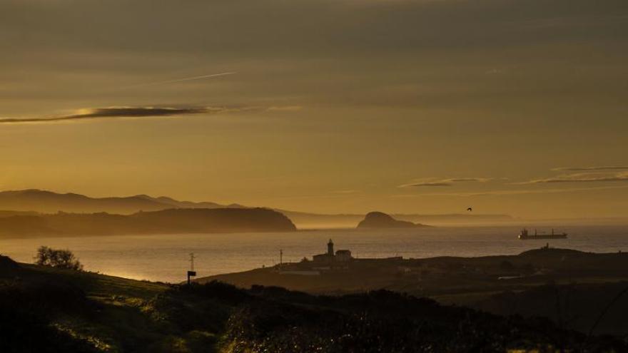 Faro de San Juan y ría de Avilés, al atardecer. | Miki López