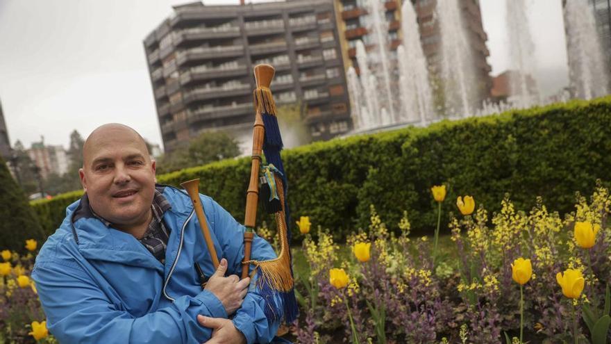 El gaitero trotamundos que "jugaba a John Wayne en la plaza de América" y cumplió su sueño irlandés