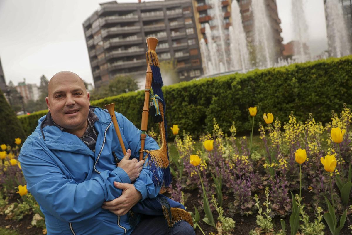 Pelayo Coalla, en la plaza de América, detras el edificio construiudo en el solar donde estuvo la casa familiar en la que se crió de niño.