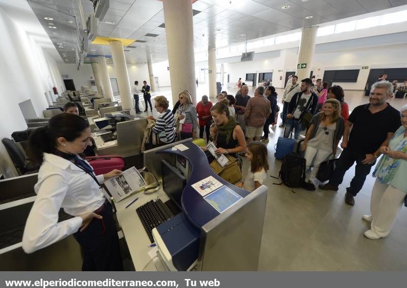 GALERÍA DE FOTOS -- Primer vuelo comercial en el aeropuerto de Castellón