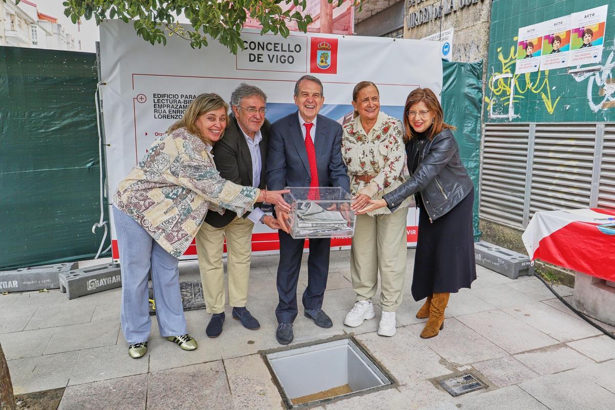 De izq. a dcha., Rodríguez, Pardo, Caballero, Silva y Caride, en el acto de colocación de la primera piedra.