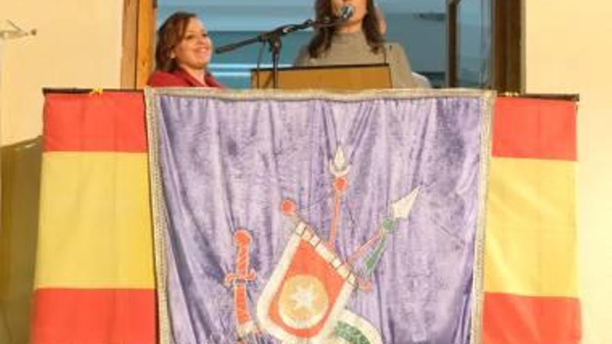 Elena López, pregonando desde el Ayuntamiento acompañada de la alcaldesa.