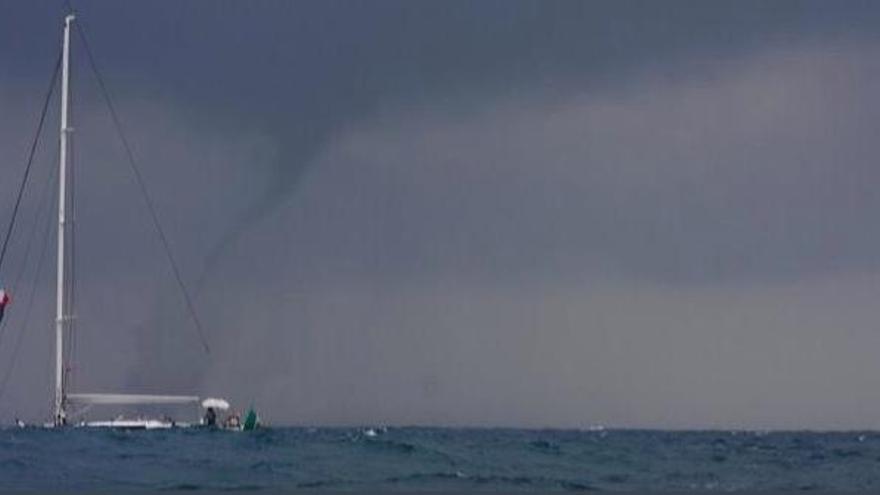 La manga marina en la playa del Saler. Foto: Guillermo Baixauli