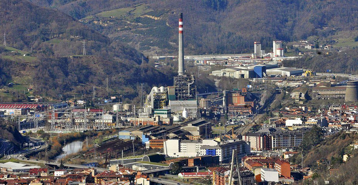 La central térmica de Lada, con el casco urbano de Langreo en primer término y Riaño al fondo.
