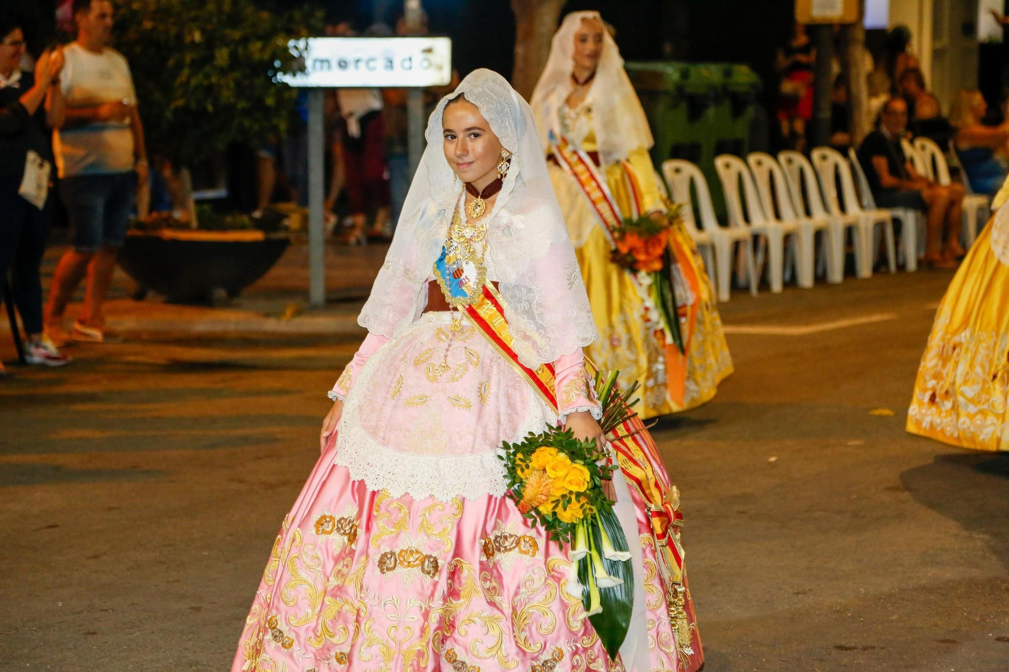 Las mejores imágenes en la Ofrenda al Cristo de la Paz de Sant Joan