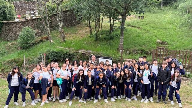 Alumnado del colegio Cluny visita una alvariza en Zobra