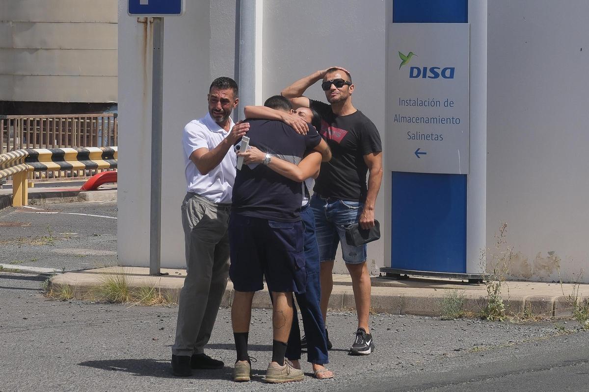 Los familiares de las víctimas se abrazan en el lugar del accidente.