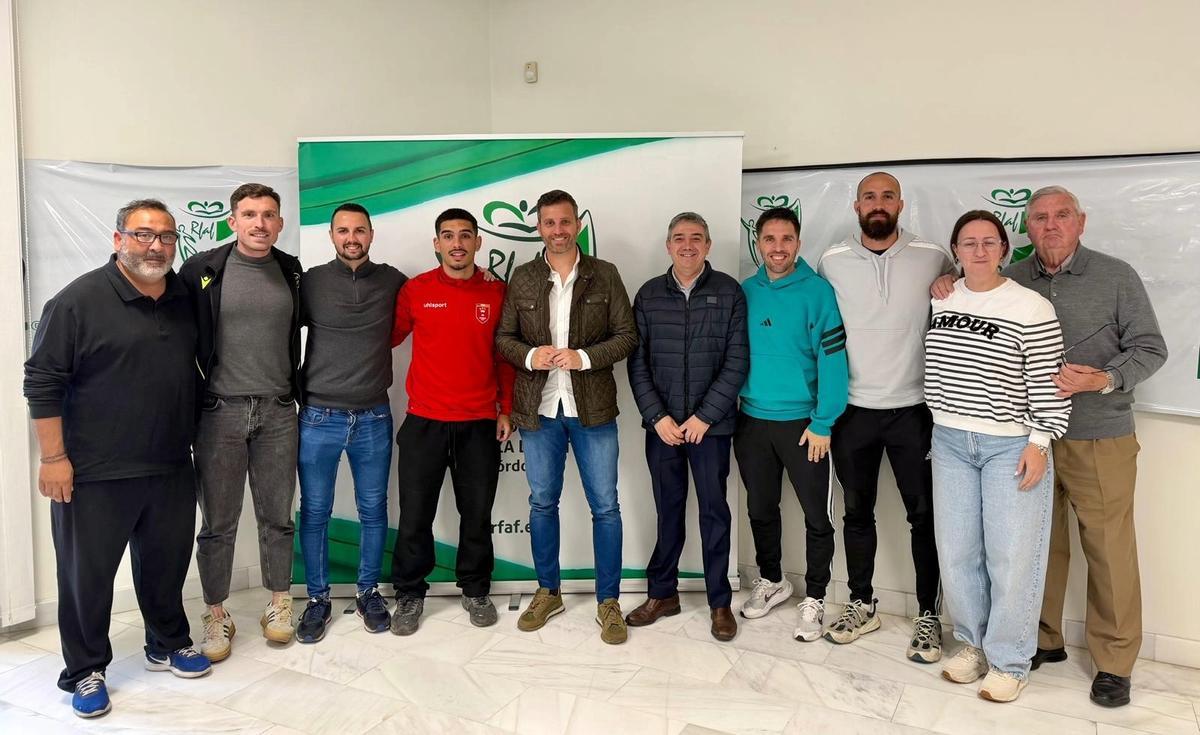 Martín Torralbo, en el centro, junto con el resto de miembros de la nueva Comisión Antiviolencia.
