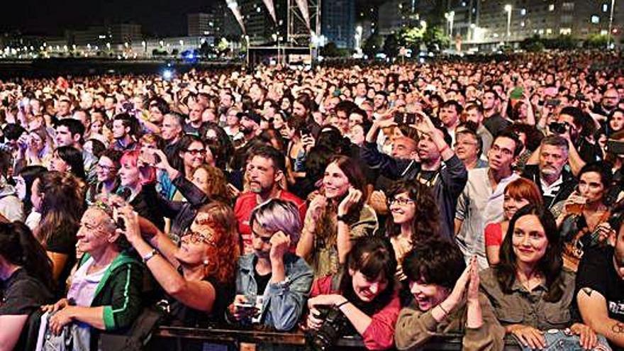 Público en la playa de Riazor, durante el concierto de Patti Smith.