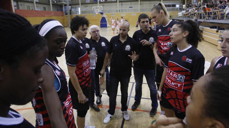 Eric Surís, donant instruccions a les jugadores de l&#039;Uni en l&#039;amistós a Plaja d&#039;Aro contra l&#039;Ekaterinburg