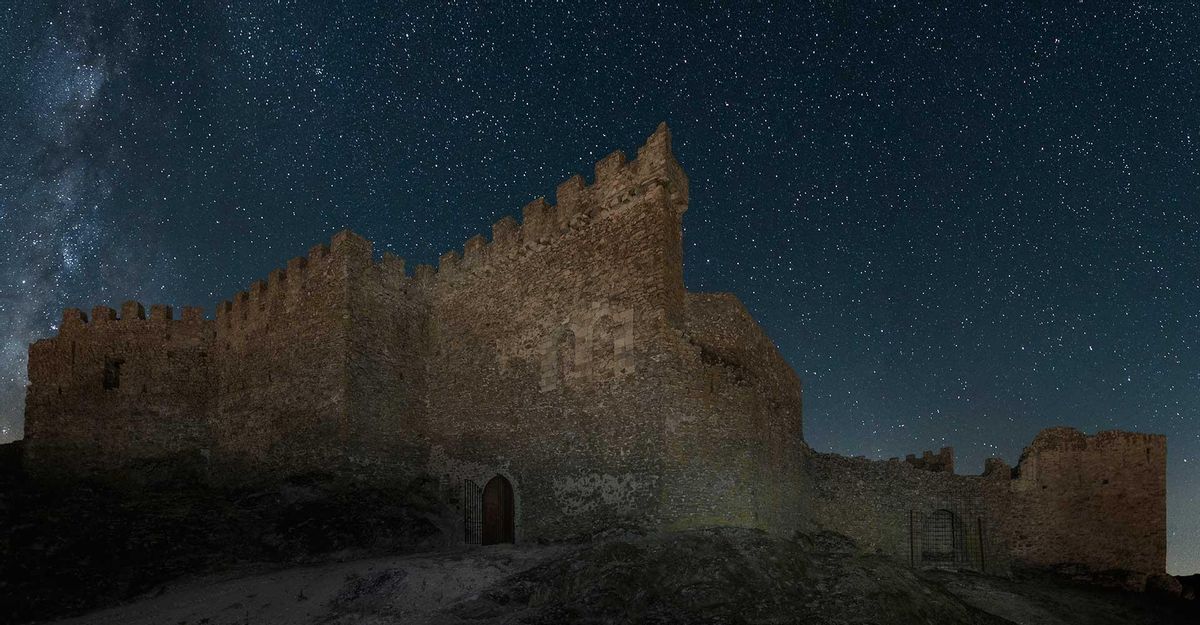 Un vistazo desde el Mirador Celeste al Castillo de Montánchez.