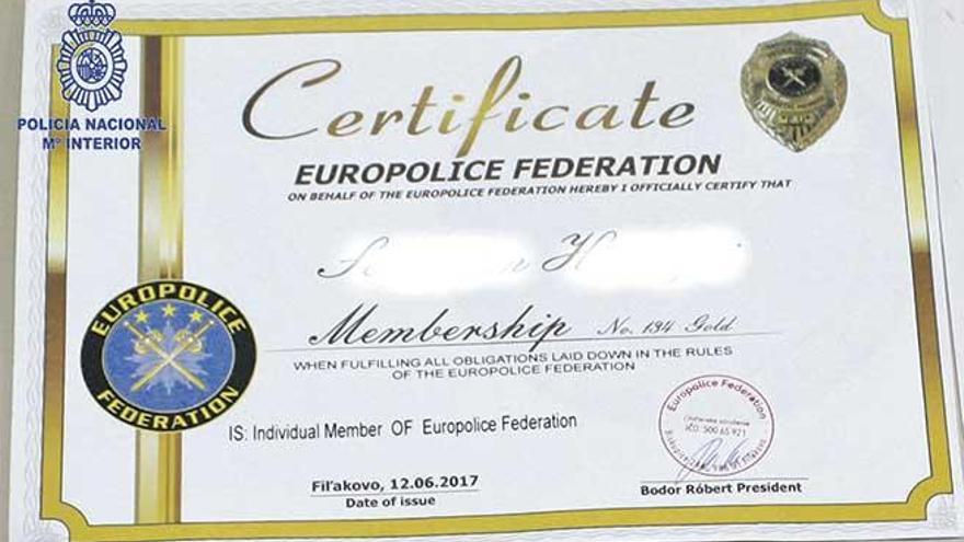 Diploma de la ´Europolice Federation´ que mostró el sospechoso de origen suizo.