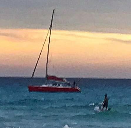 El velero, ayer tarde en Migjorn. | C.C.