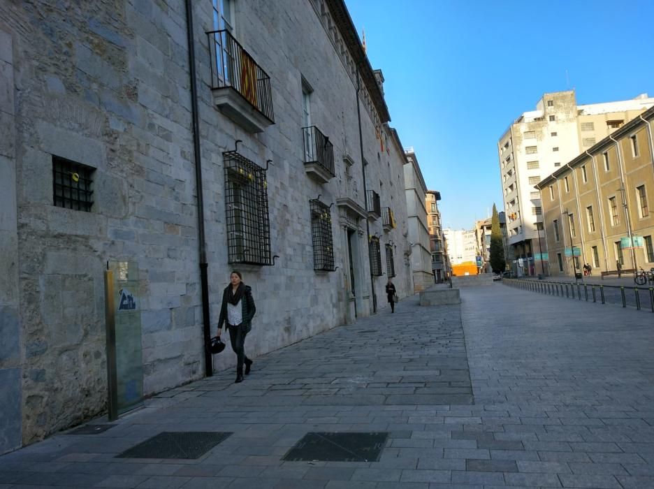 A la façana de la seu de la Generalitat a Girona encara hi ha alguns llaços grocs