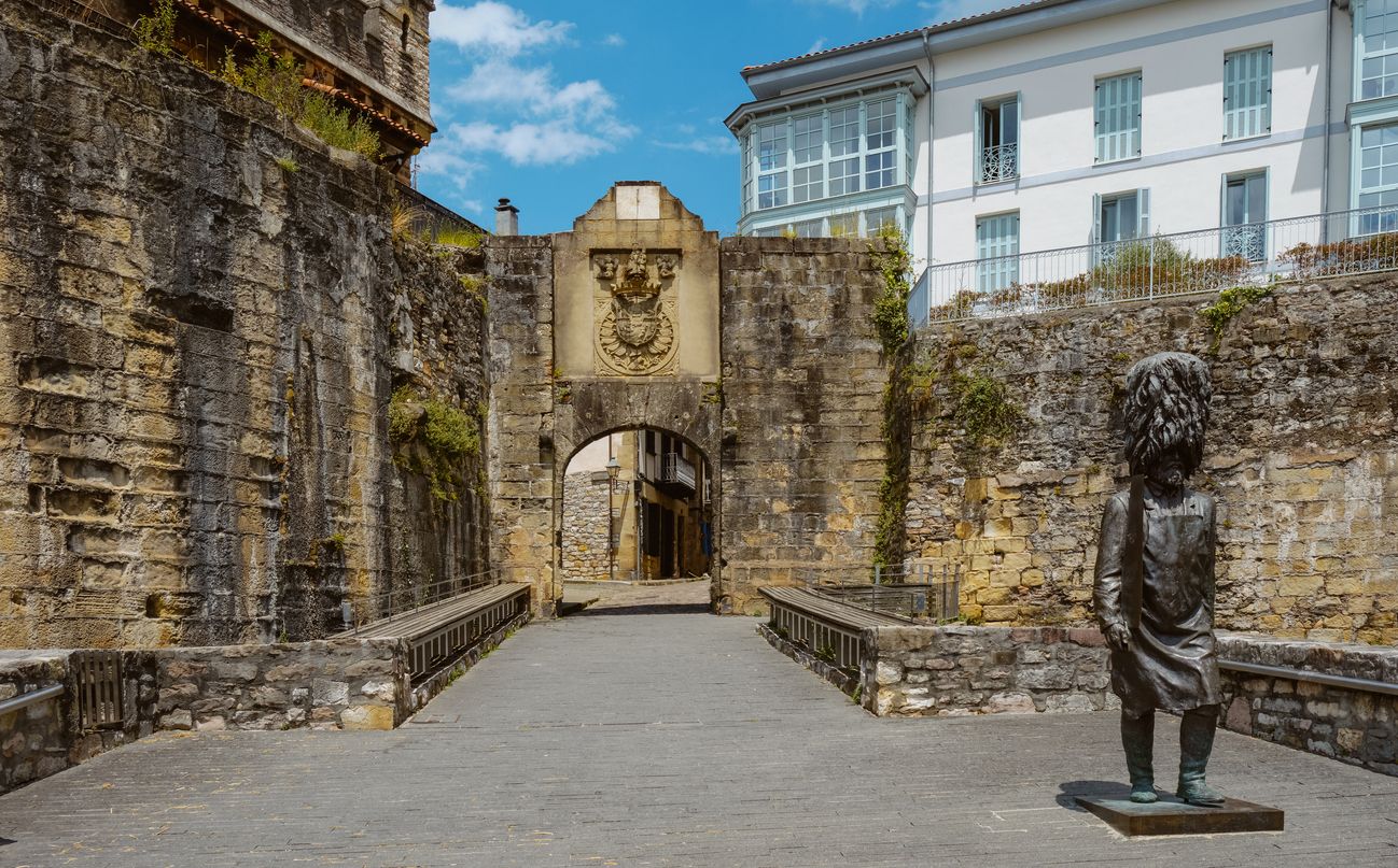 Puerta de Santa María, la entrada al casco antiguo de Hondarribia